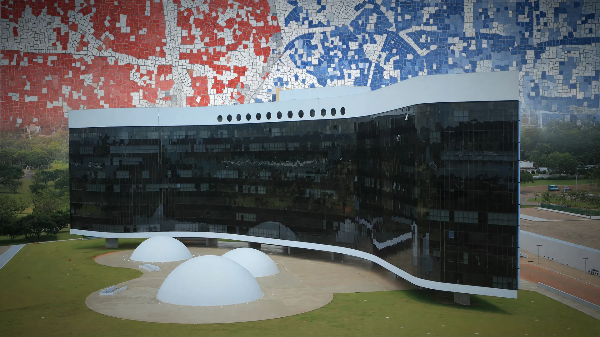 Fachada do TSE em perspectiva frontal, simbolizando a votação por município segundo turno das eleições de 2026